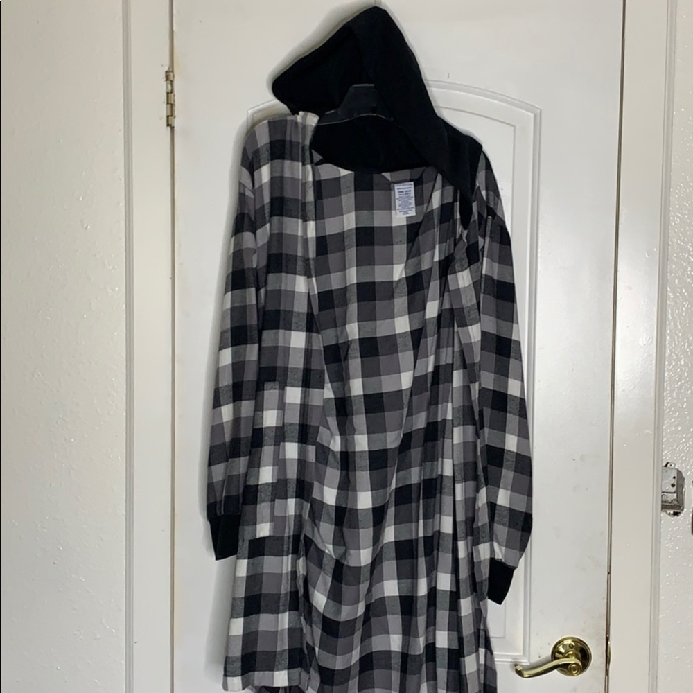 Hooded robe ties in front